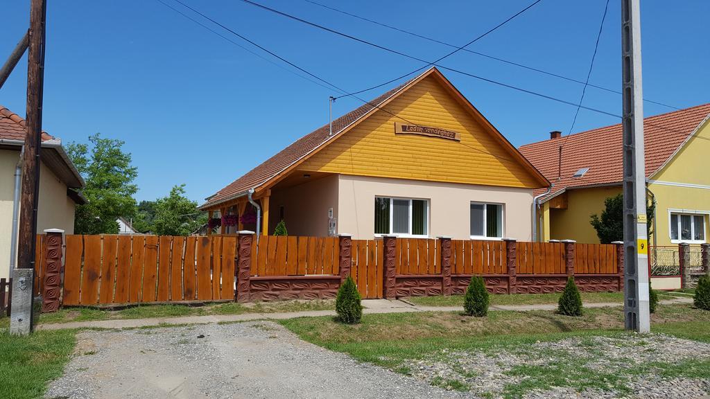 Ladik Vendeghaz Hotel Tiszafured Luaran gambar