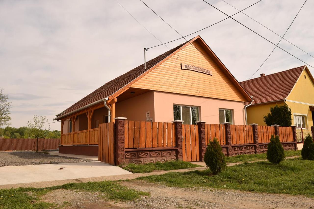 Ladik Vendeghaz Hotel Tiszafured Luaran gambar